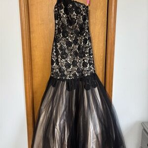 Mac Duggal Black Formal Dress with Elegant Design